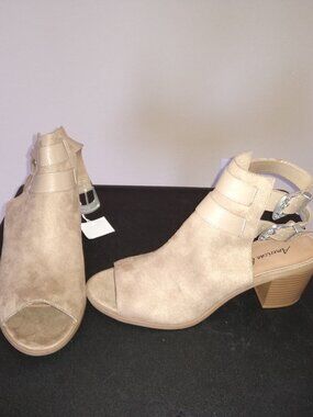 NWT! AMERICAN EAGLE Beige Faux Suede Peep Toe Ankle Block Heel Sandals Sz 9.5